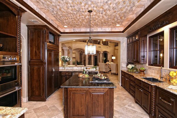 Cocina interior con hermosos muebles