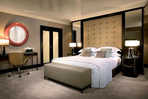 Chambre double dans un hôtel avec un lit de luxe