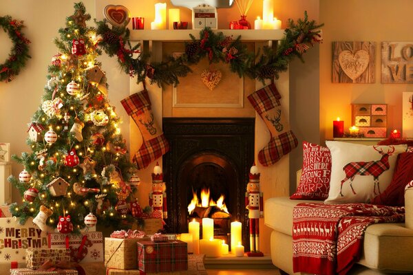 Intérieur de Noël avec cheminée et arbre de Noël