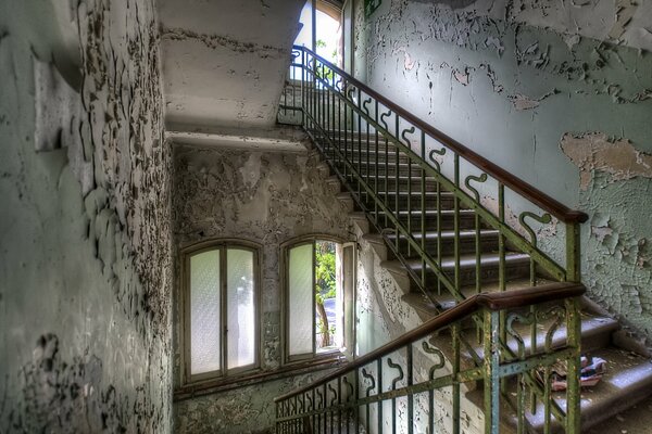 Escalera en la antigua entrada con paredes escamosas