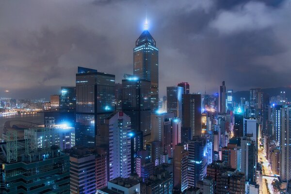 Lumières scintillantes dans la ville de nuit