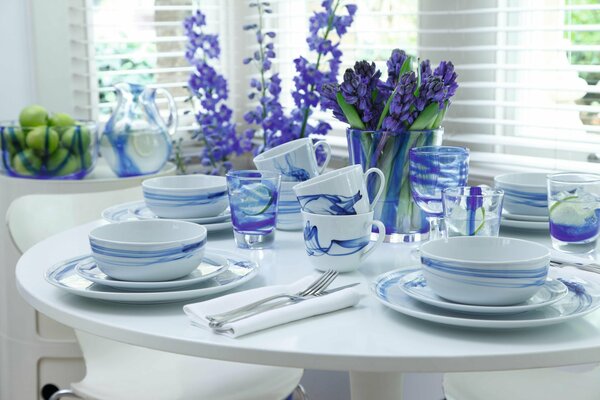 Set di stoviglie sul tavolo con fiori lilla
