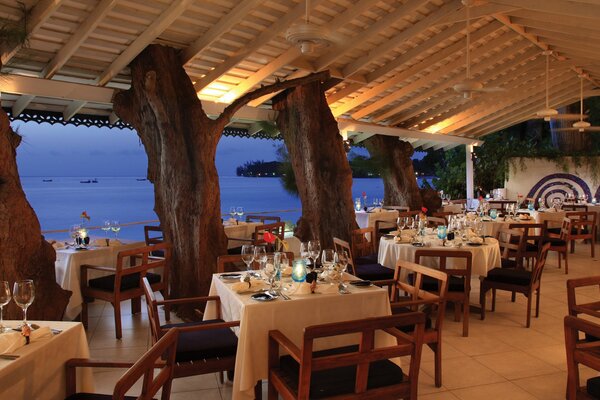 Restaurant avec une belle terrasse avec vue sur l océan