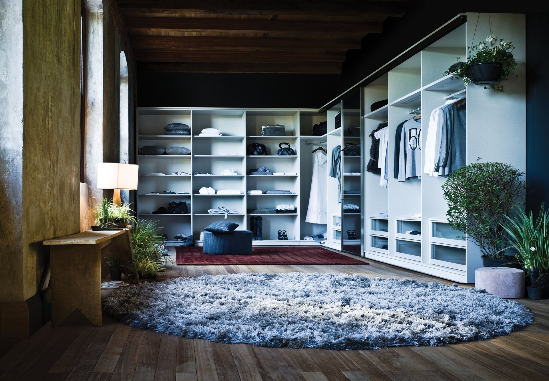 intérieur dressing armoire étagères choses fleurs