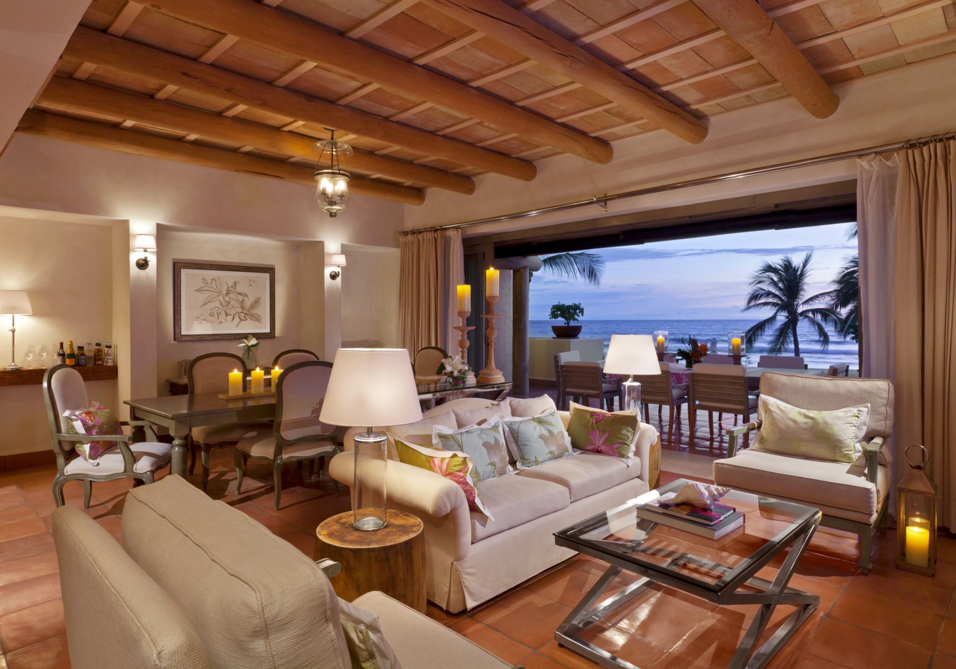 interior conjunto regis punta mita resort presidentes suite diseño sillones sofá mesa sillas mesas velas lámparas mar palmeras