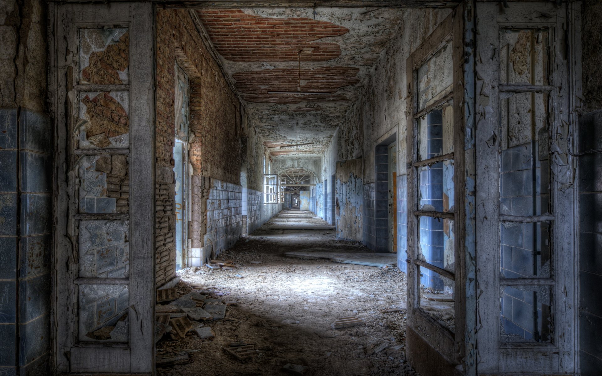 edificio construcción ruinas pasillos ventanas rotas paredes sin pintura suciedad