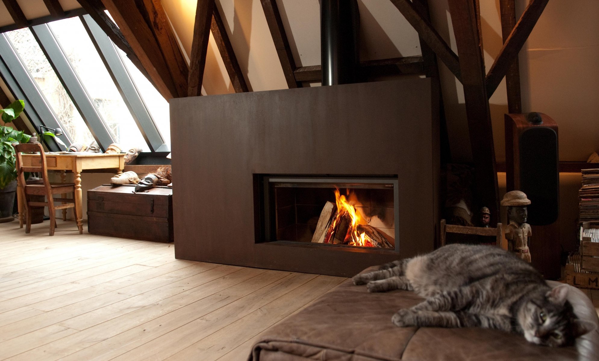 intérieur style design maison grenier cheminée chat