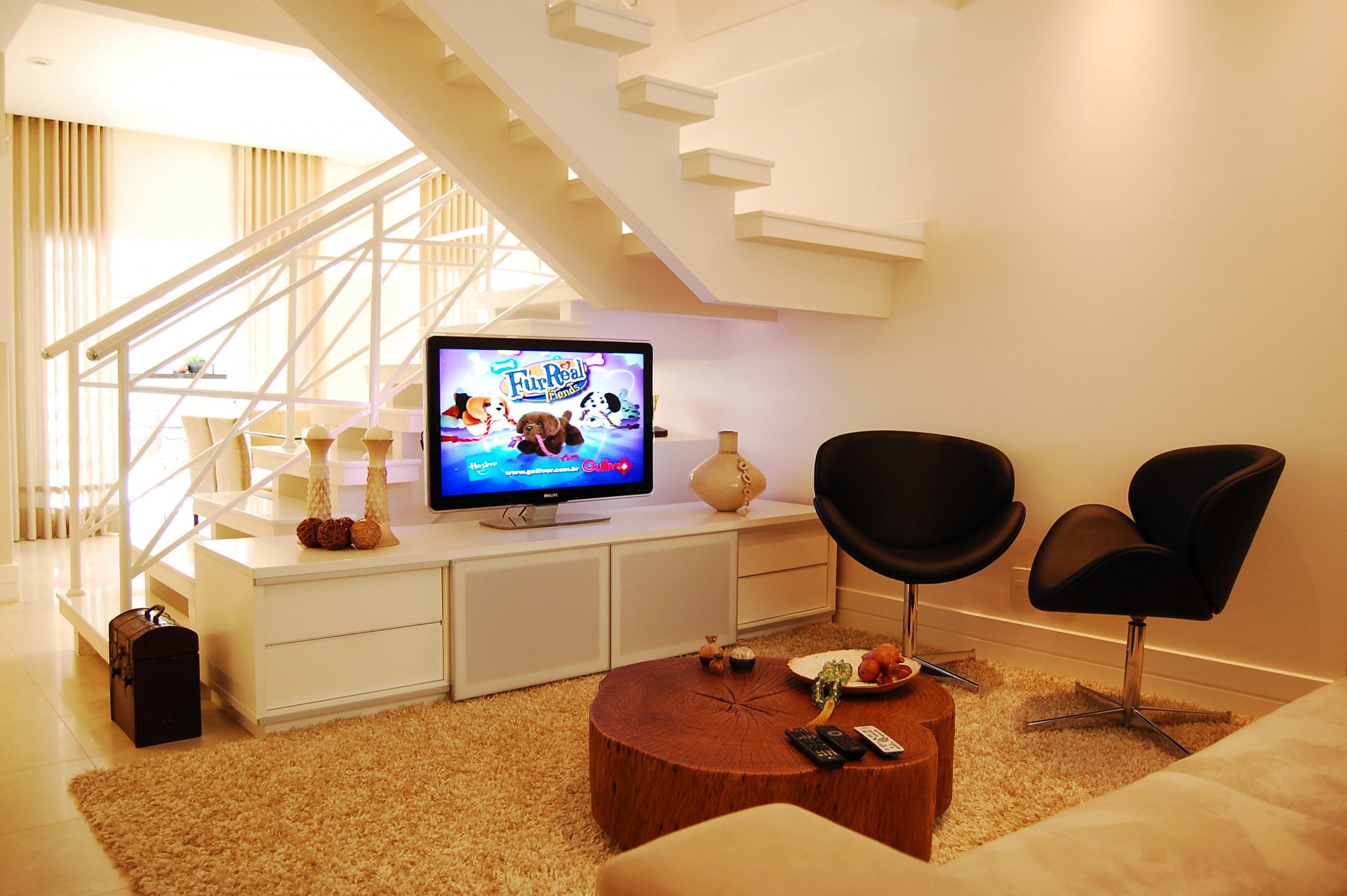 intérieur vie chambre table fauteuils table de chevet tv tapis escalier