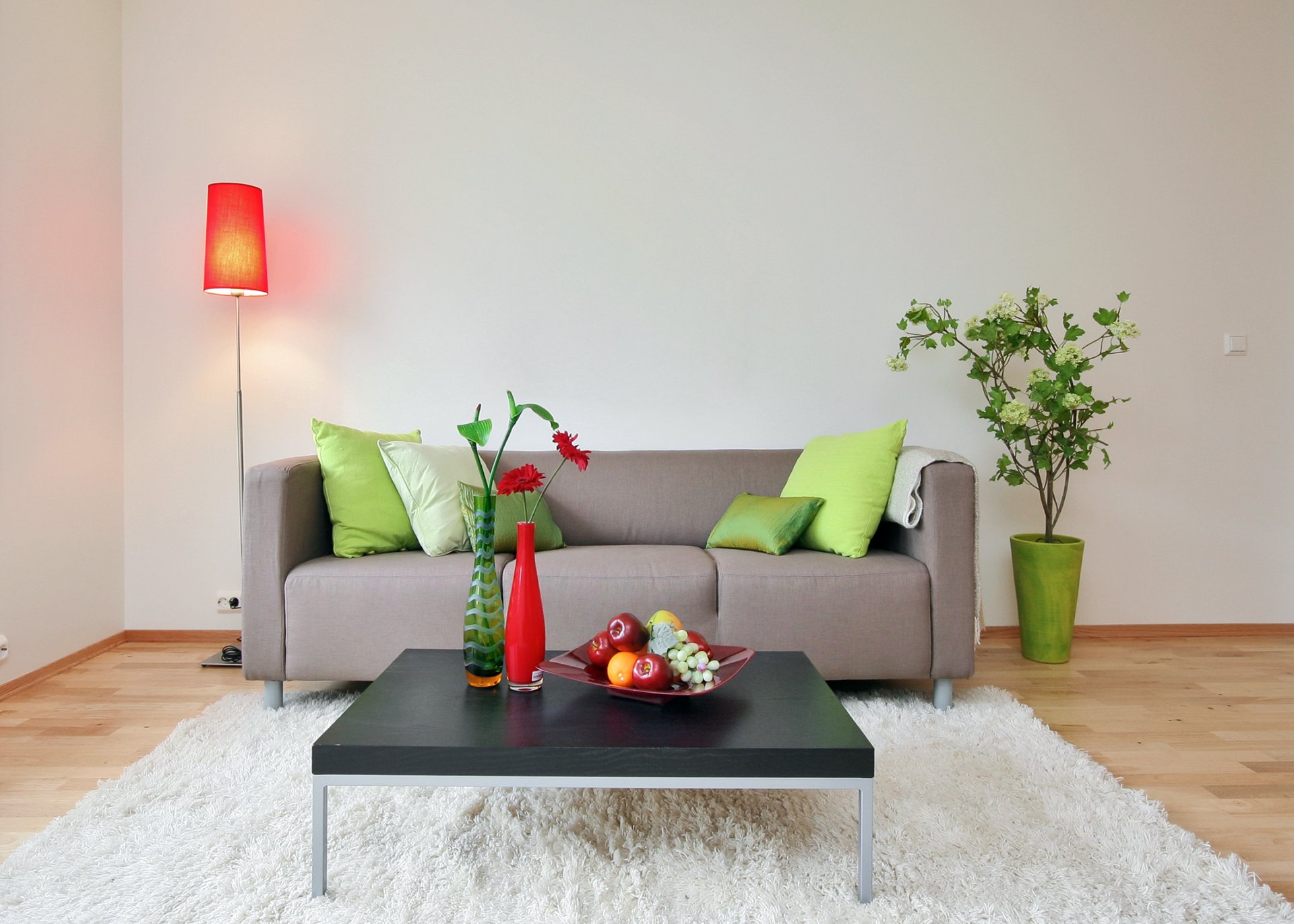 zimmer sofa kissen lampe blume tisch vasen obst