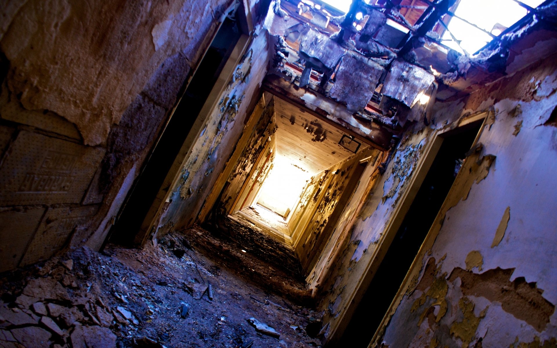 ruine halls toit tombé peler les murs portes chauffage autonome la saleté la lumière au bout du tunnel