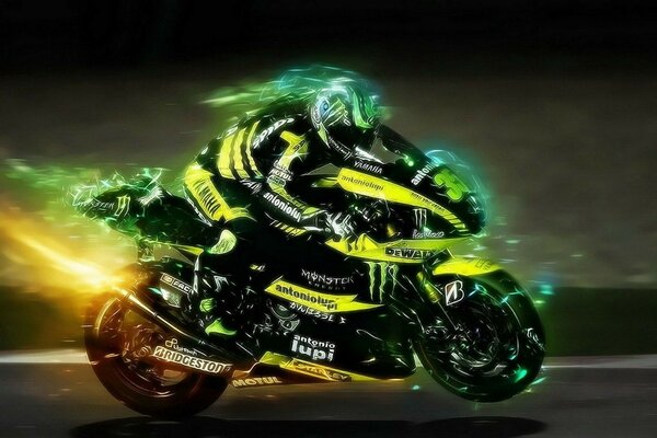 Motociclista su una moto con dischi neri e riflessi di luce verde