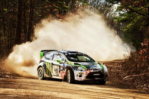 Voiture de sport de course sur la piste avec des pierres