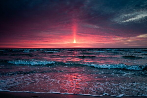 Piękny morski Zachód słońca z falami