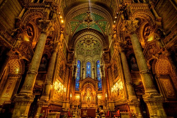 Vidrieras en el coro central de la iglesia