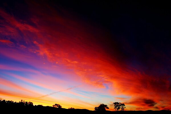 Rojo con puesta de sol púrpura en el cielo