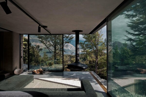 Chambre avec cheminée et vue sur la forêt