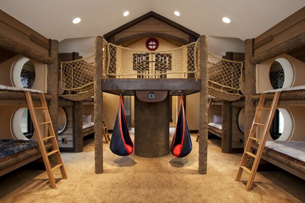Комната в игровом стиле с двухъярусными кроватями с лестницей