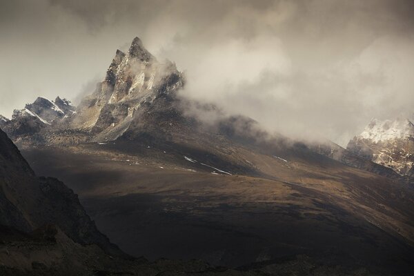 Bergkette unter den Wolken