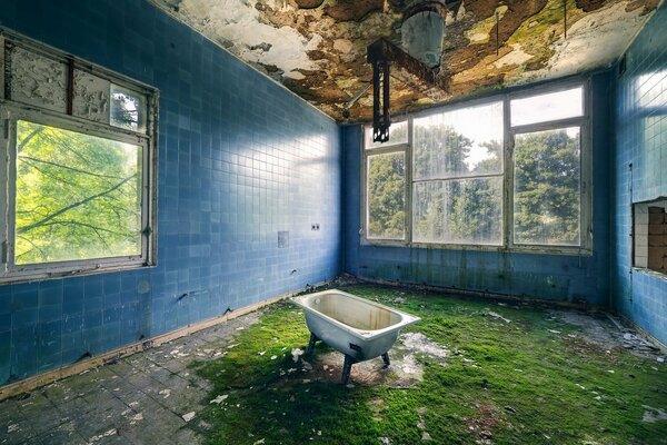 Vieille salle de bain dans une maison abandonnée