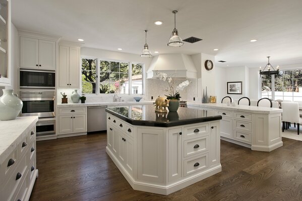 Cocina-comedor en blanco y estilo clásico