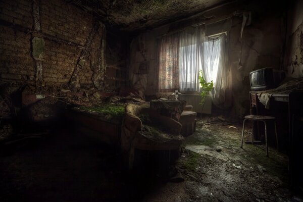 Chambre sombre avec un hôtel abandonné