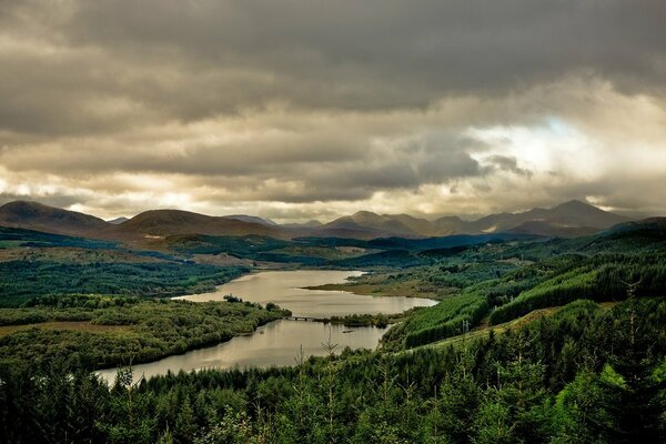 Панорама реки среди леса Шотландии