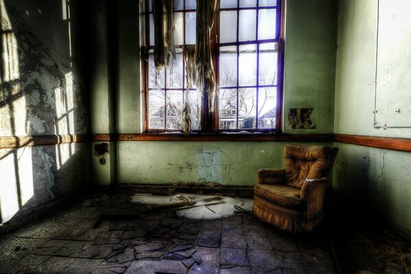 Vieille chaise dans un appartement abandonné