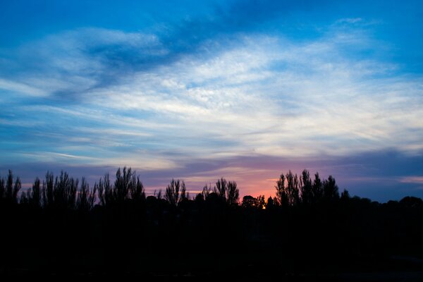 Tramonto con cielo blu e ombra delle montagne