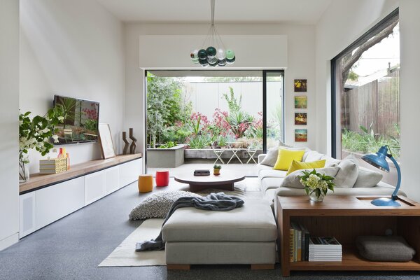 Designerski pokój z kwiatami i roślinami