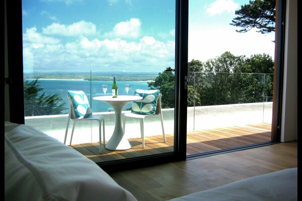 Elegante Terraza de cristal junto al mar