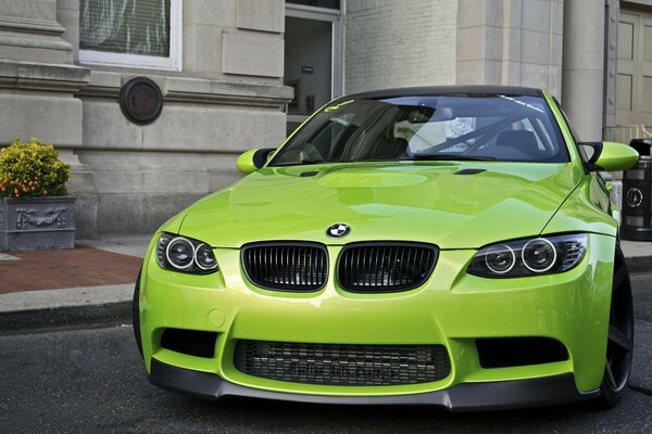 Vert BMW tuning contre le mur