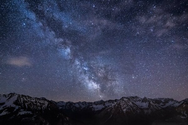 Cielo stellato luminoso sopra le montagne