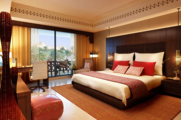 El interior del dormitorio está equipado con una cama grande, almohadas suaves y una hermosa vista desde la ventana