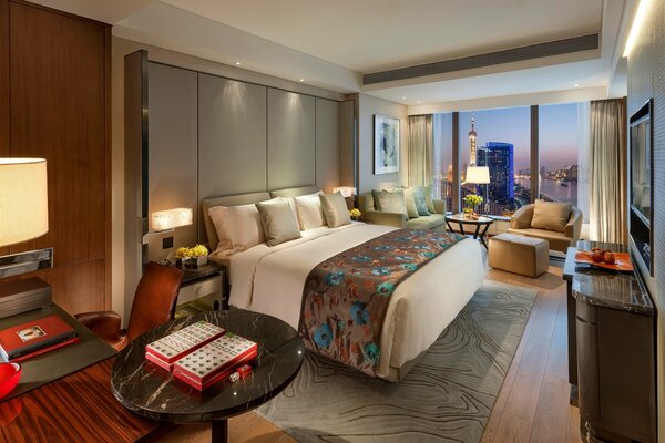 Conception de chambre à coucher, lit, oreillers, tables, chaise. Style intérieur vue sur la table et la table. Ville de fleurs, Shanghai Pudong