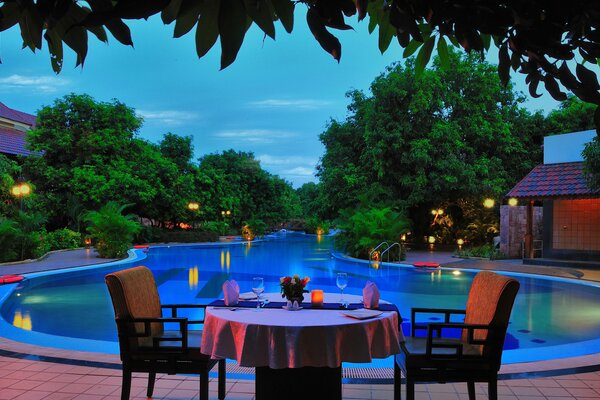 Abendessen in der Villa mit Blick auf den schicken Pool