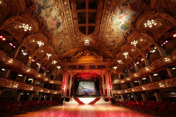 Schöner Ballsaal mit Logen