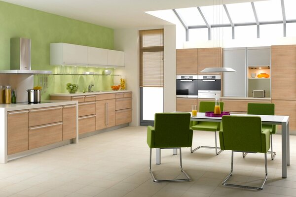 Design della cucina con finestre sul soffitto