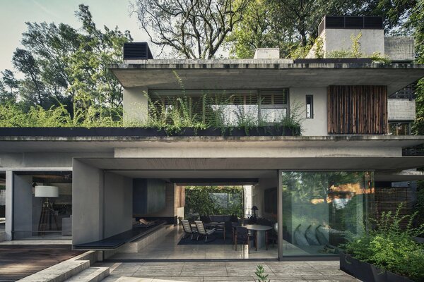 Casa de dos pisos con ventanas de vidrio en el piso