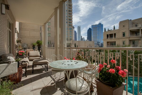 Terrasse mit Poolblick