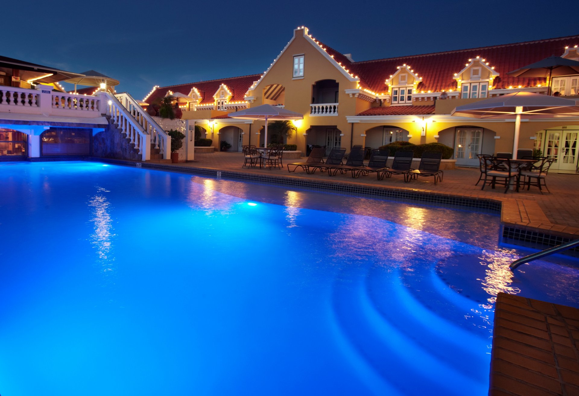 hollande aruba hôtel amsterdam domaine plage resort piscine extérieur station balnéaire île extérieur éclairage maison terrasse fauteuils tables transats