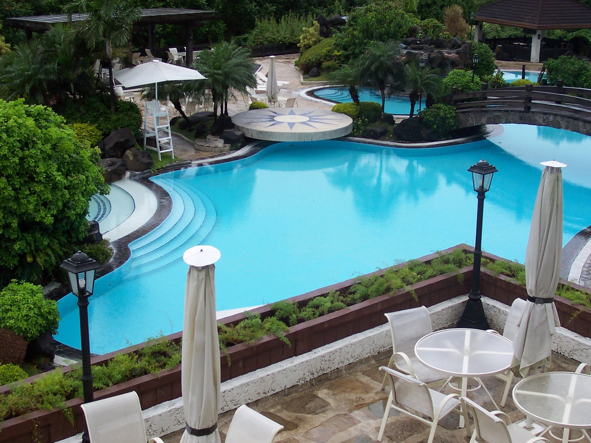 бассейн у отеля