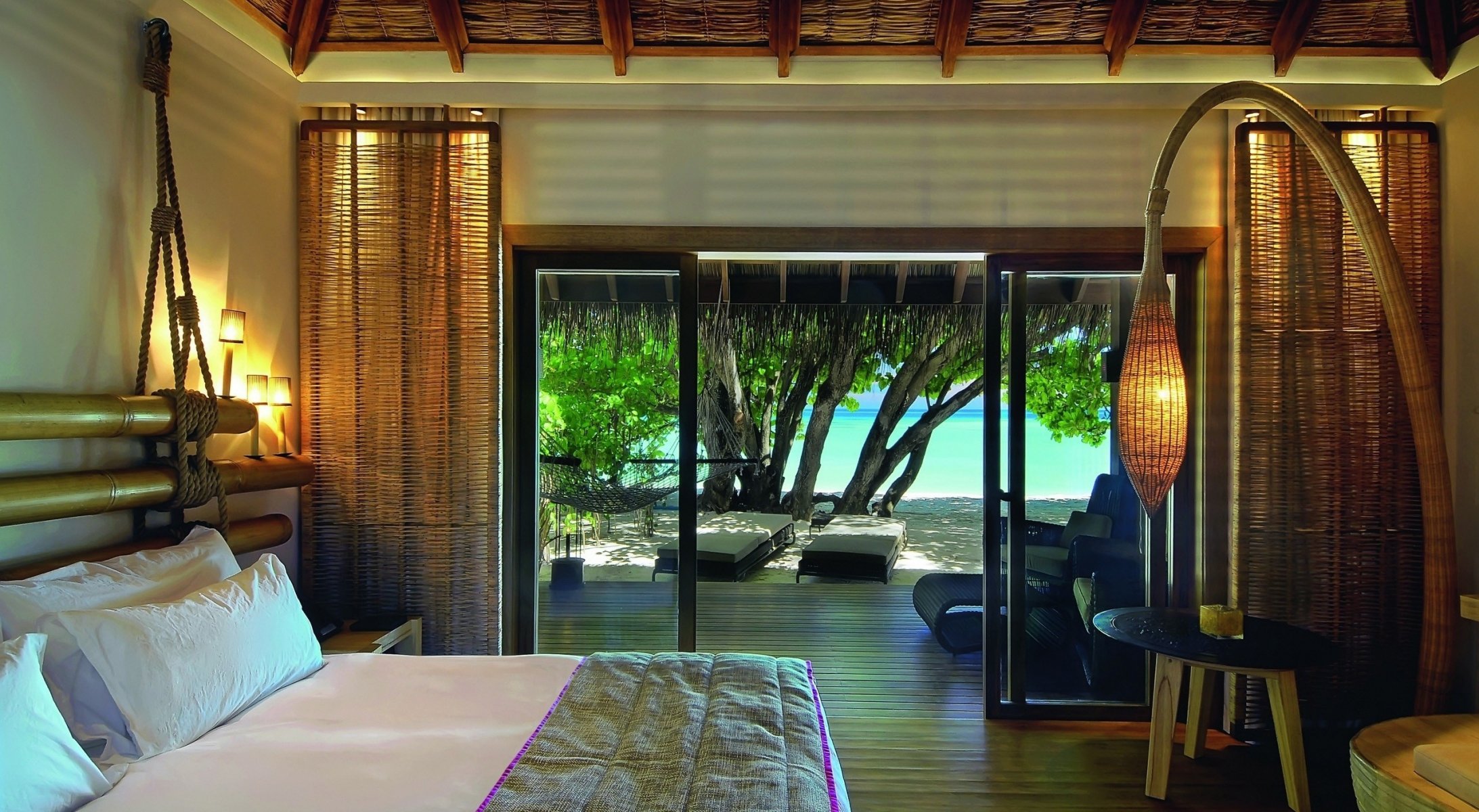 bett constance zimmer malediven moofushi resort ansicht strand interieur holz