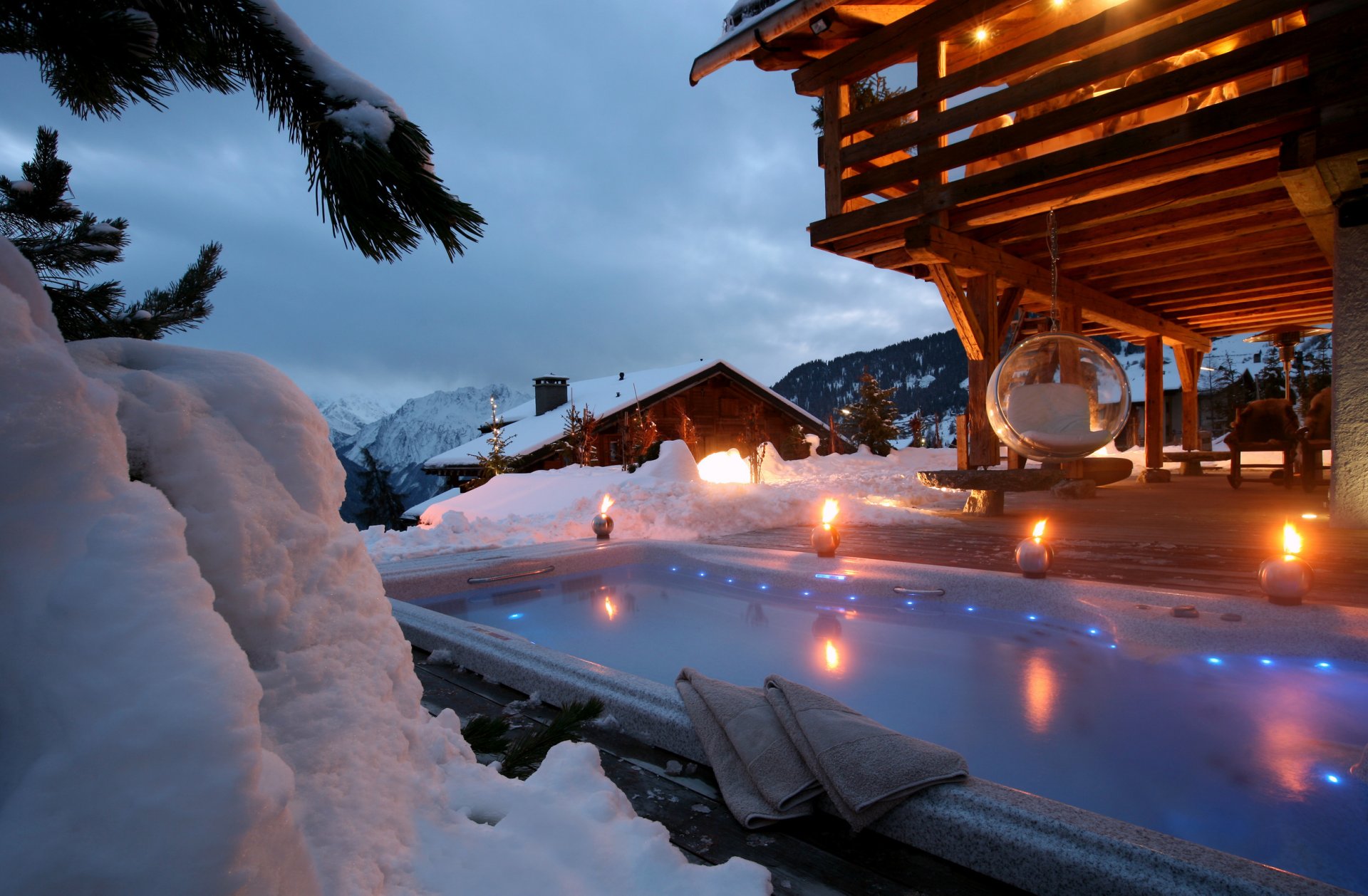 jacuzzi sessel häuser schnee berge