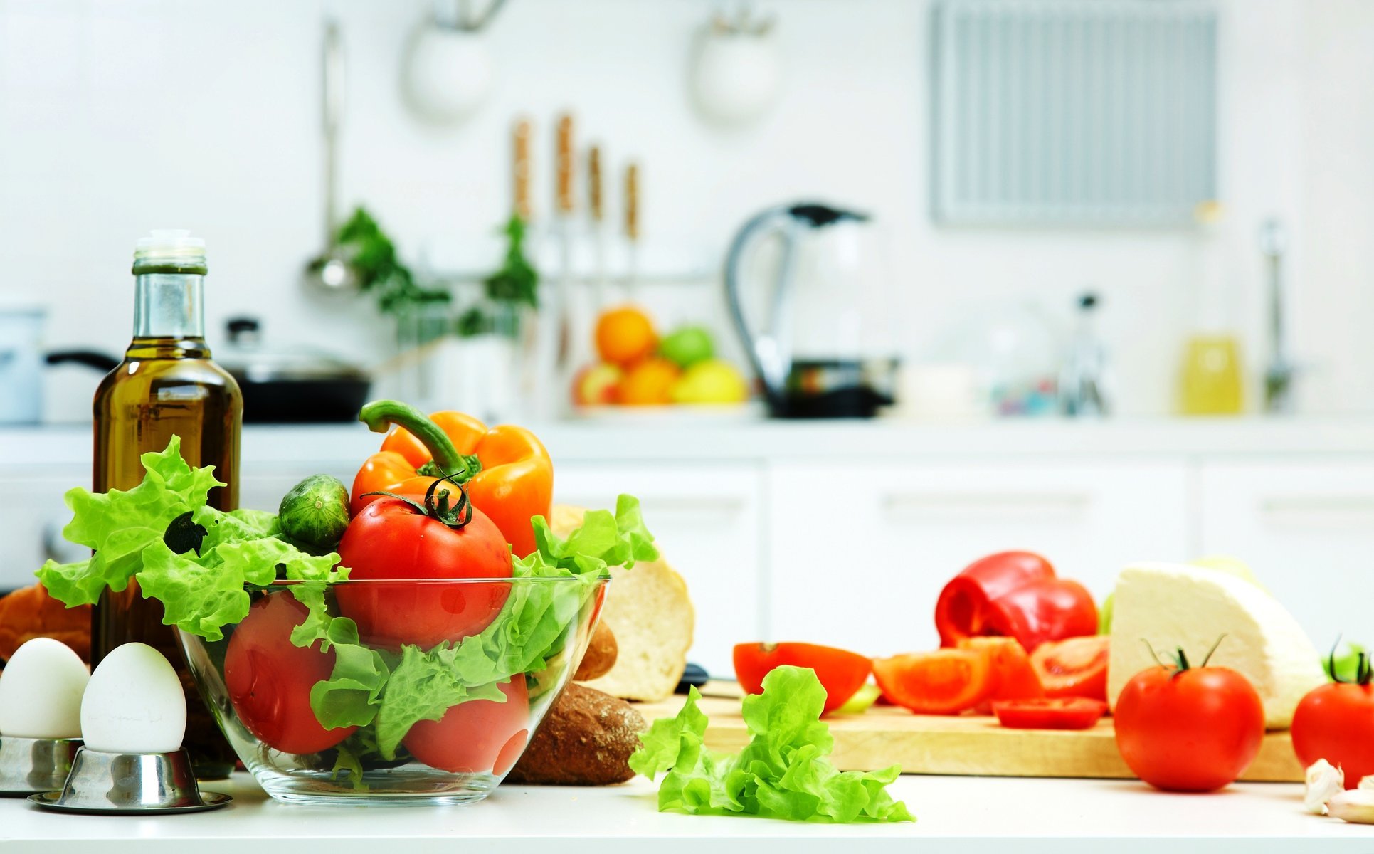 tomaten butter blätter käse gurken gemüse vor brot