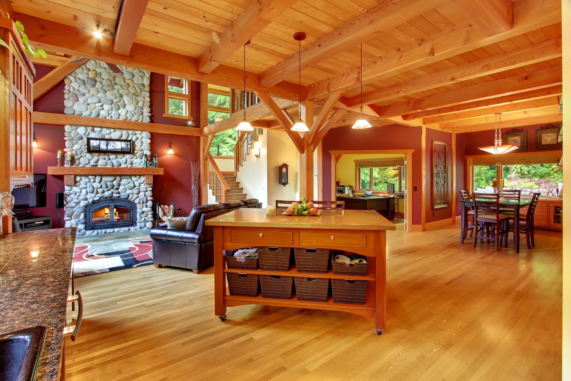 intérieur maison en bois maison bois cheminée pierre tv.table chaises lampes étude escalier