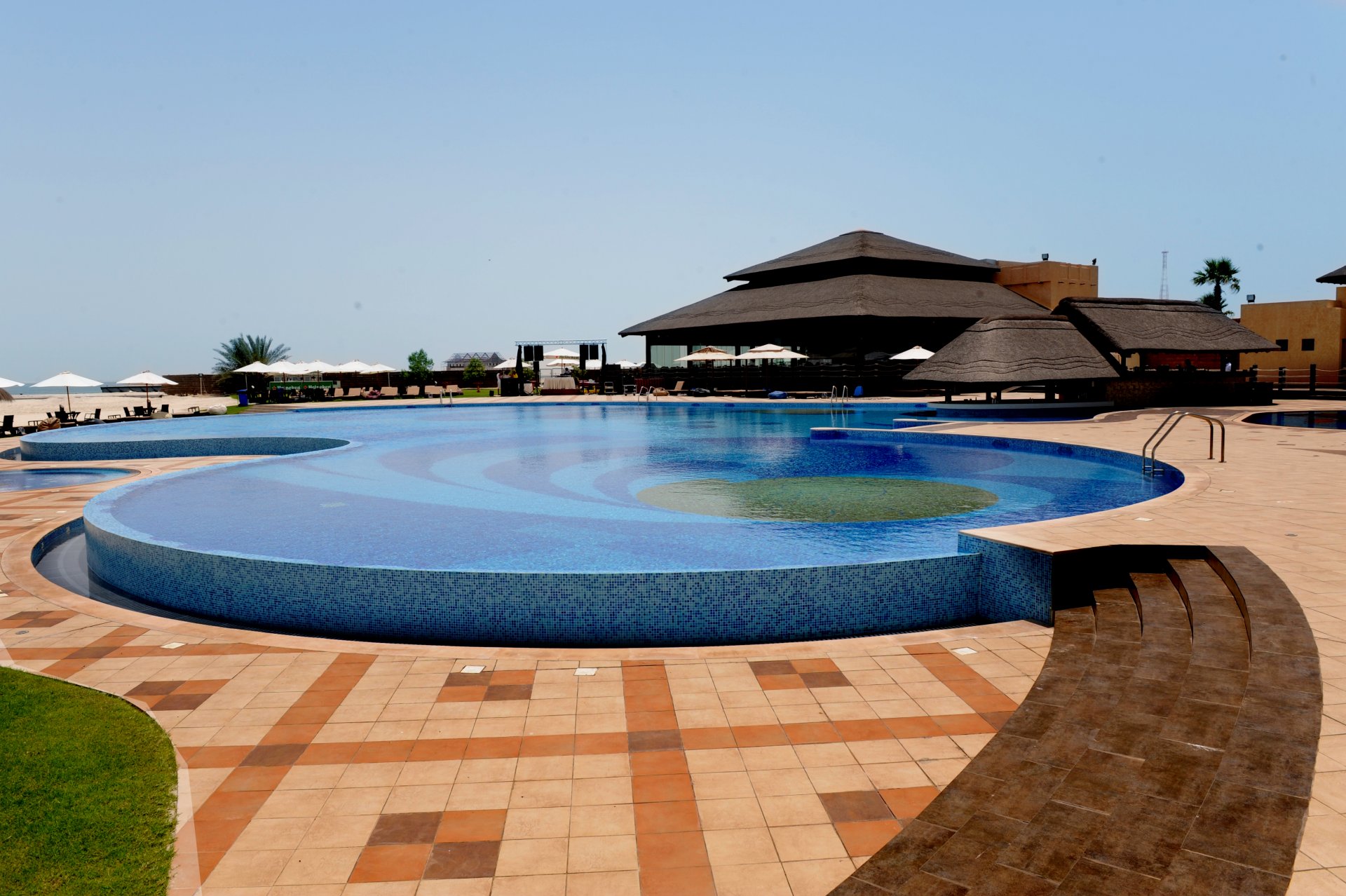 piscine extérieur intérieur chaises longues plage bar café