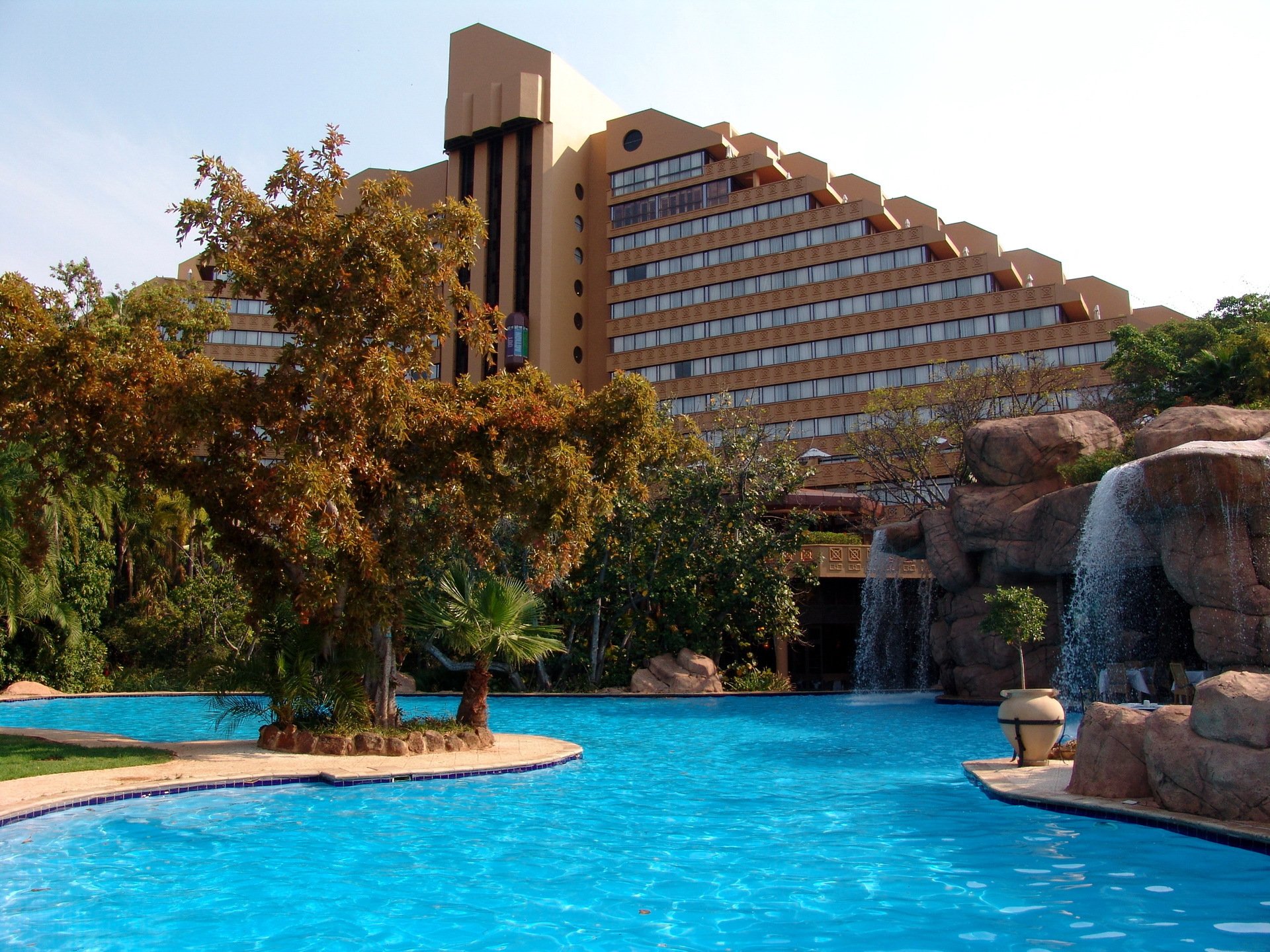 hôtel sun city afrique du sud conception architecture piscine pierres cascade palmiers arbres