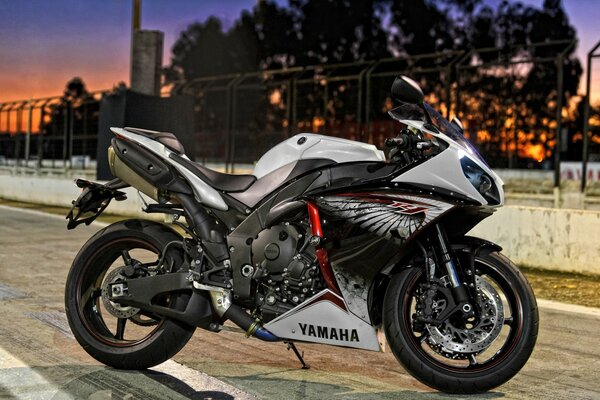 Спортивный мотоцикл хонда на фоне заката