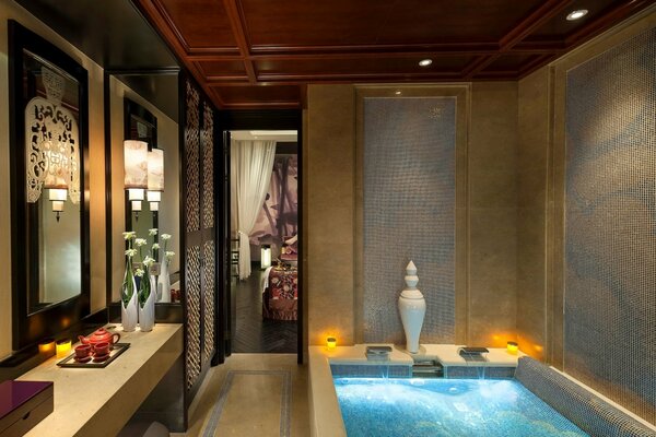 Salle de bain intérieure avec jacuzzi et miroirs