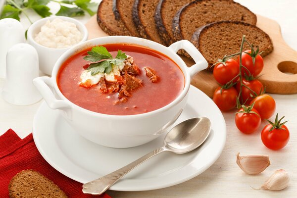 Borsch con carne y crema agria con pan de centeno